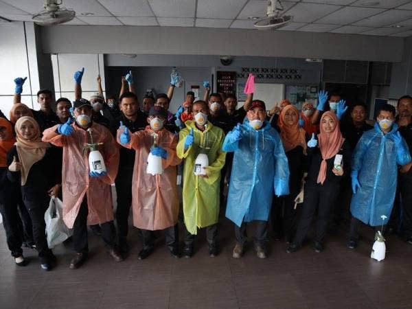 Warga Ekspress Perdana bersedia untuk memulakan kerja-kerja pembersihan di dalam bas.