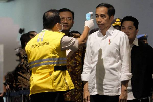 Jokowi menjalani pemeriksaan suhu bersama seluruh jemaah menteri pada 15 Mac lalu di Jakarta. 