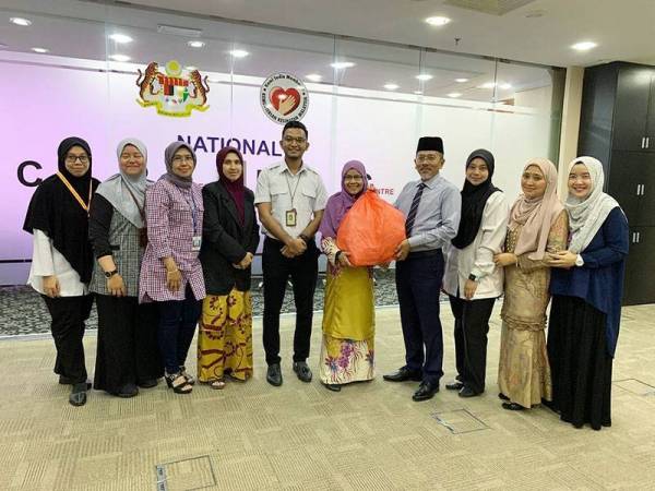 Ahmad Fadil dan wakil Istana Negara menyerahkan bungkusan makanan tengah hari kepada petugas-petugas Pusat Kesiapsiagaan dan Tindak Cepat Krisis (CPRC) Kebangsaan di Kementerian Kesihatan, Putrajaya. - Foto Istana Negara