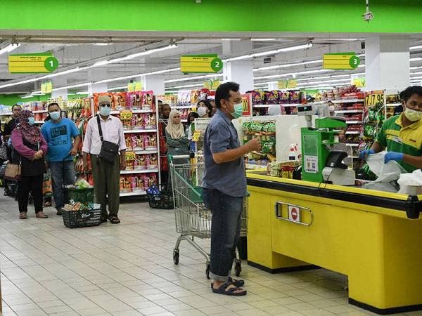 Kelihatan garisan merah pada jarak satu meter bagi setiap pelanggan ketika berada di kaunter bayaran.
- Foto Bernama