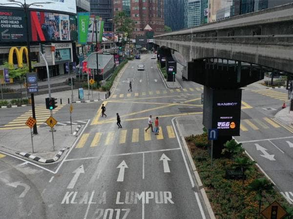 Keadaan salah sebuah jalan di Bukit Bintang yang lengang berbanding kebiasaan ekoran Perintah Kawalan Pergerakan yang dikenakan terhadap rakyat di negara ini ketika tinjauan fotoBernama pagi tadi. -Foto Bernama