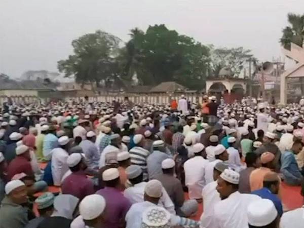 Perhimpunan tersebut diadakan tanpa kebenaran daripada pihak berkuasa.