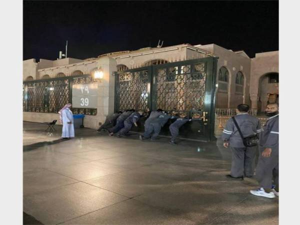 Petugas Alharamain sedang menutup pintu pagar Masjid Nabawi. Foto Sumber Internet-