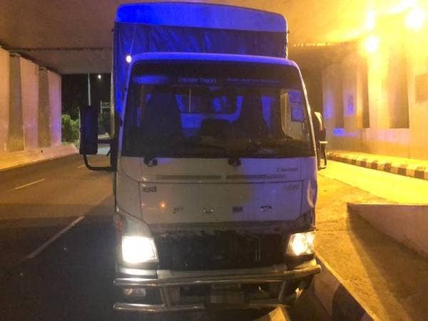 
Sebuah lori yang hilang kawalan melanggar pegawai dan anggota polis yang menjalankan Operasi Covid-19 di Jalan Syed Putra, Kuala Lumpur tengah malam tadi.