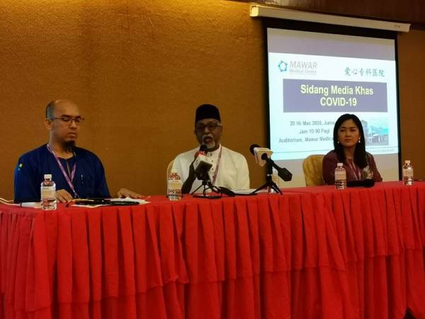 Satiadass (tengah) pada sidang akhbar di MMC di sini hari ini.