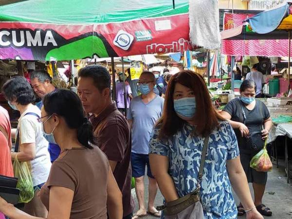 Orang ramai masih memenuhi Pasar Pagi Taman Free School pagi tadi.