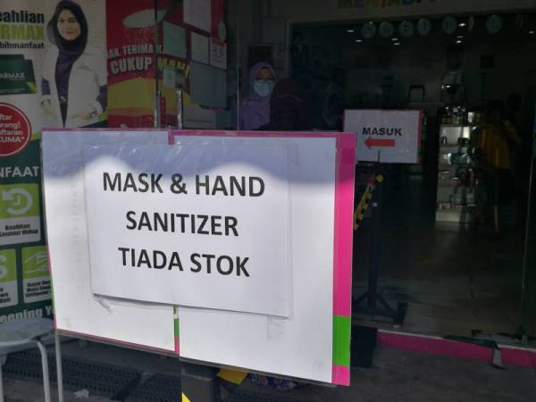 Notis yang ditampal di luar premis memaklumkan kehabisan bekalan topeng muka dan cecair pembasmi kuman di farmasi terbabit.