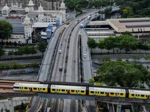 Pemandangan udara di jalan-jalan utama di pusat bandar Kuala Lumpur kelihatan lengang dengan sedikit kenderaan selain pengangkutan awam ketika tinjauan hari ini. - Foto Bernama