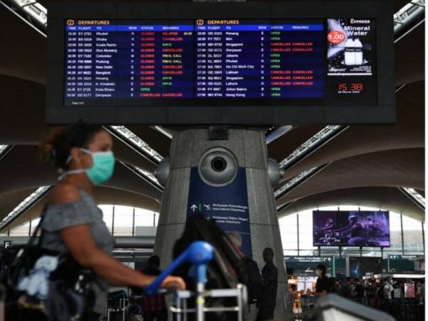 Kelihatan di paparan panel penerbangan hampir kesemua penerbangan keluar negara telah dibatalkan semasa tinjauan Perintah Kawalan Pergerakan di Lapangan Terbang Antarabangsa Kuala Lumpur (KLIA), kelmarin. - Foto Bernama