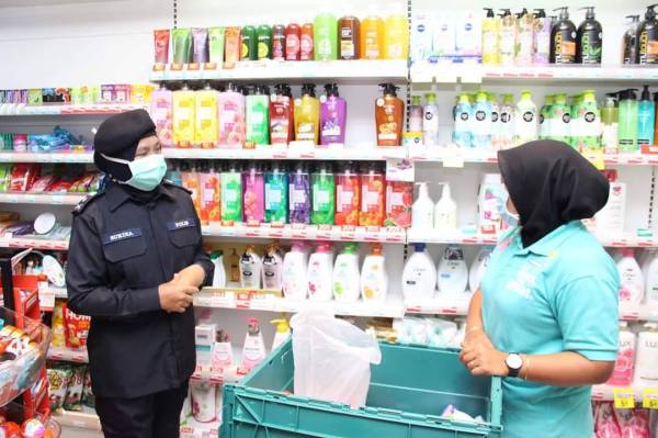 Surina bersama pegawai dan anggotanya melaksanakan Operasi Bersepadu Perintah Kawalan Pergerakan di Kangar, Perlis baru-baru ini.