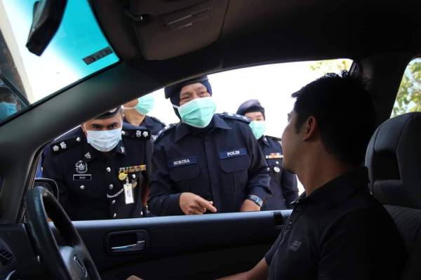 Surina bersama pegawai dan anggotanya melaksanakan Operasi Bersepadu Perintah Kawalan Pergerakan di Kangar, Perlis baru-baru ini.