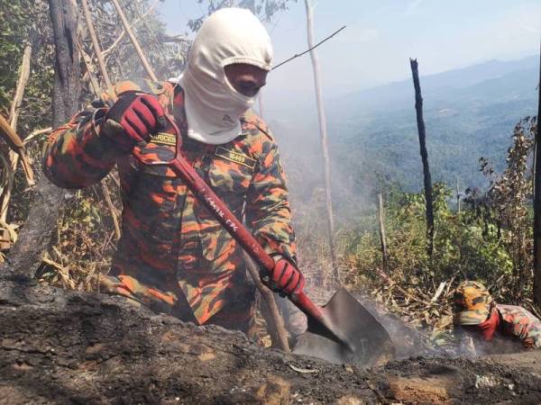 
Anggota bomba menggunakan kaedah ‘fire break’ bagi memadam kebakaran di Gunung Kenderong sejak Isnin lalu.- Foto JBPM Perak