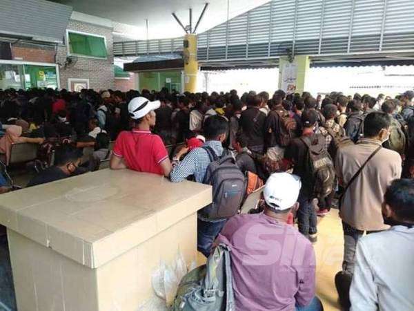 
Ratusan warganegara Indonesia menyerbu TFAK di pekan Kukup, Pontian, Johor.