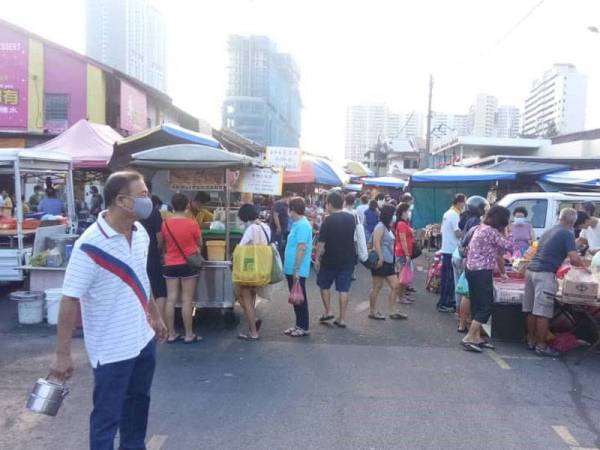 Penjaja tepi jalan masih beroperasi di Pasar Pagi Jelutong tadi.
