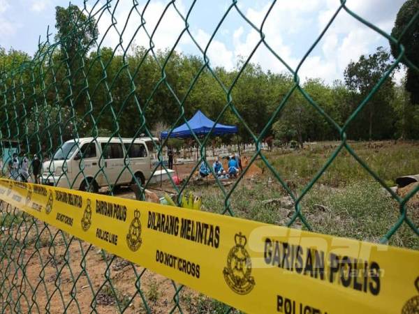 
Pita kuning polis dipasang dipintu masuk tanah perkuburan dan pagar.