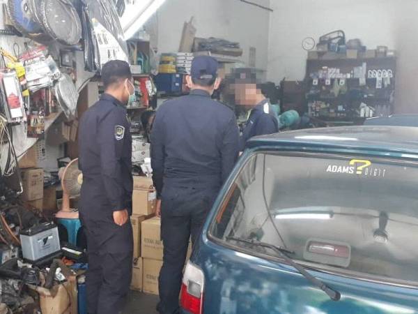 Anggota penguat kuasa MBI menjalankan pemantauan Perintah Kawalan Pergerakan melibatkan premis perniagaan.