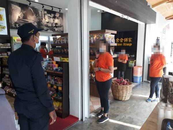 Anggota penguat kuasa MBI menjalankan pemantauan Perintah Kawalan Pergerakan melibatkan premis perniagaan.