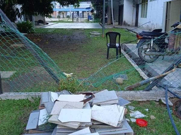 Pagar Kuaters Perumahan Guru di RPS Kemar roboh dimasuki gajah. - Foto Pembaca