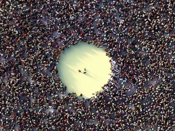 Konsep imuniti kelompok mendakwa apabila lebih ramai orang dijangkiti virus itu, jumlah mereka yang pulih akan meningkat bersama golongan yang imun dengan jangkitan pada masa akan datang. - Foto Agensi
