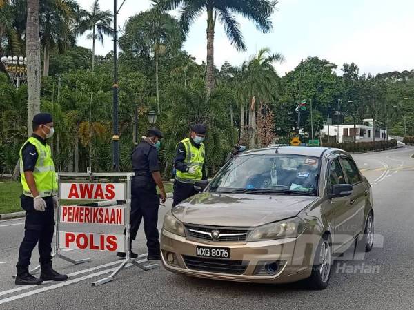 
Anggota polis mengadakan sekatan jalan raya di sekitar daerah ini bagi memastikan warga Kuantan patuhi Perintah Kawalan Pergerakan.
