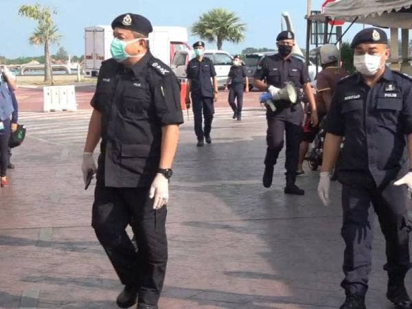 Roslee (tengah) sewaktu membuat tinjauan di sekitar bandar raya Kuala Terengganu hari ini.