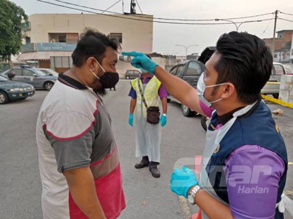 Pemeriksaan suhu dijalankan MPM ke atas pengunjung Pasar Awam Seri Manjung hari ini.