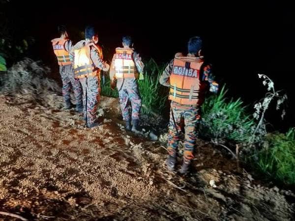 Kerja-kerja mencari dan menyelamat mangsa di sungai Kampung Sungai Perahu, Sik. - Foto ihsan JBPM