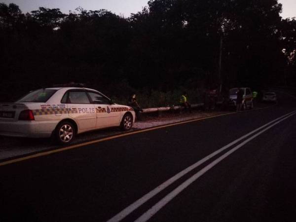 Laluan masuk ke lokasi kejadian dikawal anggota polis dan bomba.