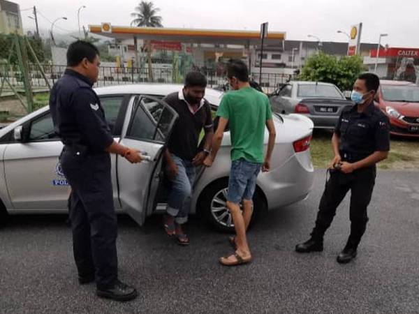 Punniamurthy tiba di Mahkamah Majistret Sungai Siput untuk didakwa menghalang tugas pegawai polis.