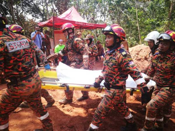 Mangsa pertama berjaya dikeluarkan dari lokasi runtuhan.