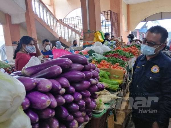 Mohamad Razif ketika meninjau keadaan Pasar Awam Batu Gajah.