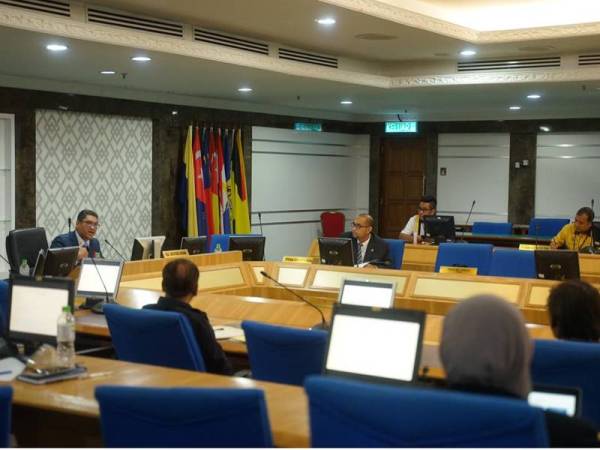 Ahmad Faizal mempengerusikan mesyuarat Jawatankuasa Kerja Keselamatan Negeri (JKKN) Perak hari ini.