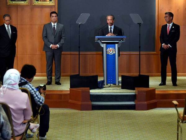 Muhyiddin semasa sidang media khas selepas mempengerusikan mesyuarat kedua Majlis Tindakan Ekonomi di Bangunan Perdana Putra hari ini.
-Foto Bernama