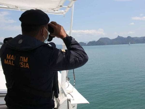 Anggota APMM memantau aktiviti di perairan bagi memastikan komuniti mematuhi Perintah Kawalan Pergerakan