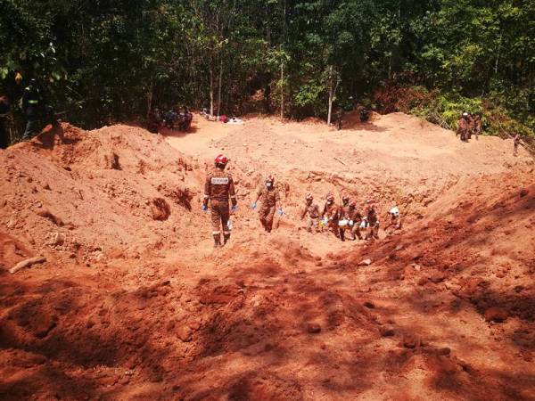 Mayat kedua ditemui pada jam 12.53 tengah hari dan berjaya dikeluarkan pada 1.01 petang dari kawasan tanah runtuh.