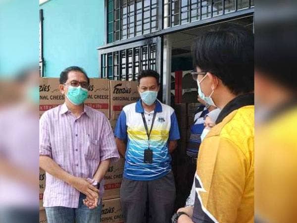 Dr Ahmad Bashawir (kiri) memantau stok bekalan makanan di Central Pantry Food Bank UUM. - Foto ihsan UUM