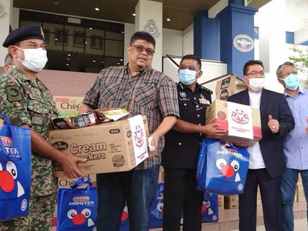 Sulaiman menyampaikan makanan kepada Mat Kasim (lima,kanan) manakala Rauf menyampaikan sumbangann kepada Noor Sazali (kanan) pada program itu di Ibu pejabat Polis Kontinjen Melaka (IPK) di Bukit Beruang di sini, hari ini.