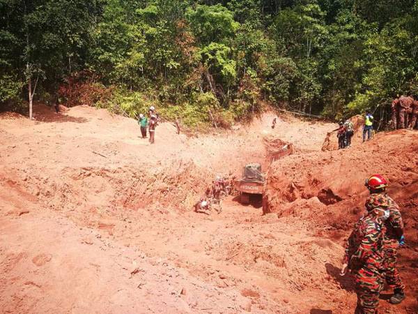 Lokasi penggalian dua mangsa ditemui tertimbus akibat tanah runtuh ketika melakukan kerja-kerja pencarian emas di kaki Gunung Jerai.