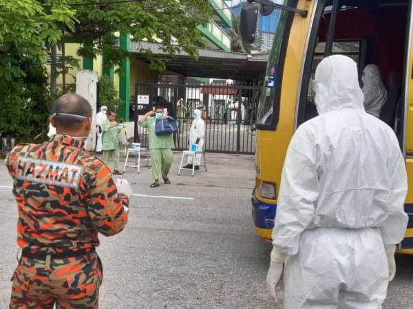 Anggota Bomba dan Penyelamat ditugaskan untuk memindahkan pelajar tahfiz.
