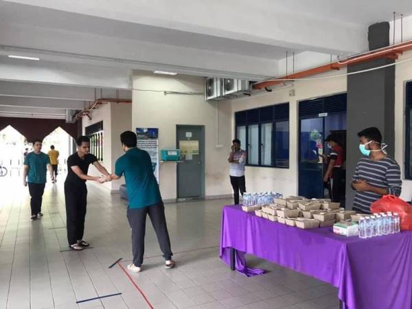 Agihan makanan kepada pelajar UIAM yang berada di kampus sepanjang Perintah Kawalan Pergerakan.