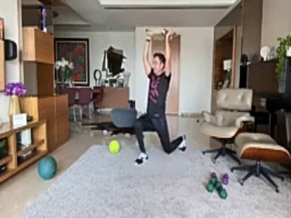 Kevin berkongsi senaman yang boleh boleh dilakukan di ruang tamu sepanjang tempoh kawalan pergerakan. Foto: Instagram Kevin Zahri