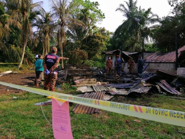 Anggota forensik bomba menjalankan siasatan lanjut di lokasi kejadian.