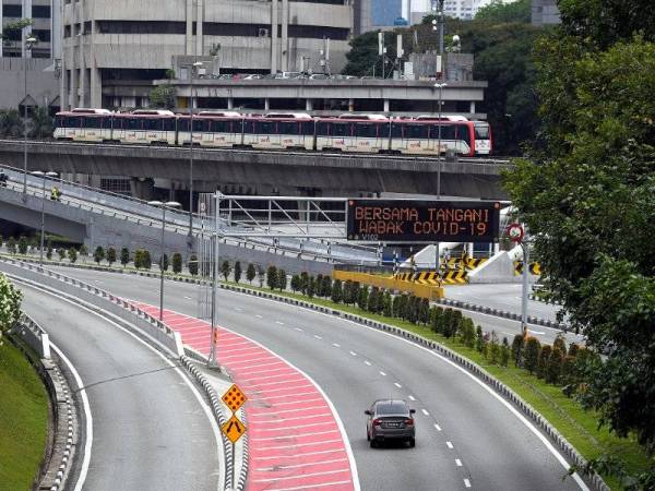 Suasana sekitar ibu kota sunyi dan agak lengang susulan pelaksanaan Perintah Kawalan Pergerakan di seluruh negara selama 14 hari. -Foto Bernama