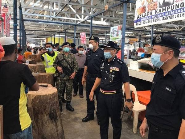 Shahrul (dua dari kanan) ketika Operasi Show Of Force bersama ATM bagi penguatkuasaan Perintah Kawalan Pergerakan di Tesco, Peringgit hari ini.