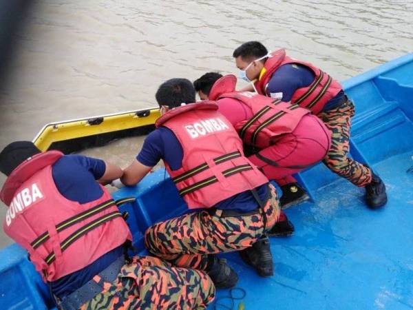 Anggota bomba membawa naik mayat wanita berusia lingkungan 50-an yang dijumpai terapung di Bagan Pasir Penambang di sini hari ini.