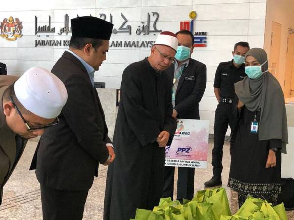 Zulkifli melihat bantuan makanan yang turut diagihkan kepada warga kerja IKN yang memerlukan.