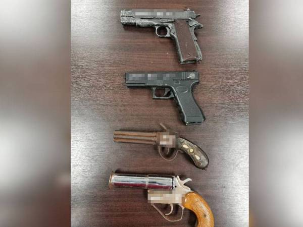 Polis merampas empat pistol susulan penahanan suspek lelaki warga Indonesia semalam.