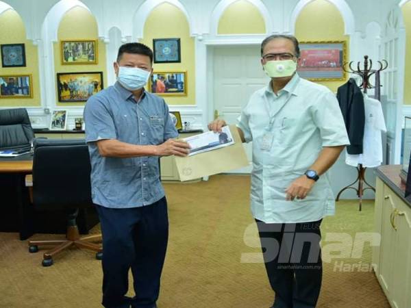 Menteri Besar Pahang, Datuk Seri Wan Rosdy (kanan) menyampaikan dana khas ADUN kepada Chon Siang.