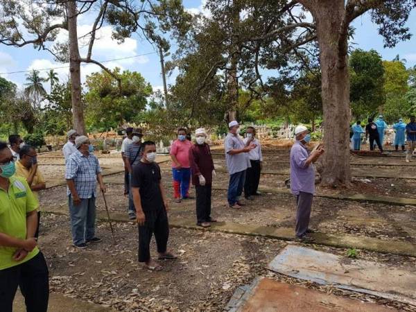Waris yang hadir mematuhi jarak sosial ketika bacaan talkin.