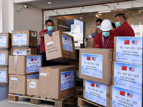 Kementerian Kesihatan Malaysia (MOH) menerima sumbangan peralatan perubatan daripada kerajaan China oleh Projek Landasan Keretapi Pantai Timur (ECRL) di Pharmaniaga hari ini. -Foto Bernama